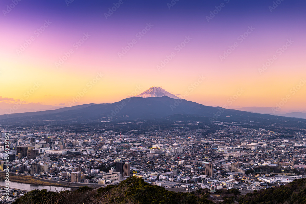 静岡県沼津市の街並みと夕焼けの富士山
