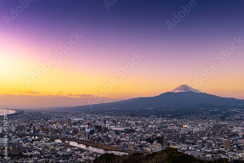 静岡県沼津市の街並みと夕焼けの富士山 