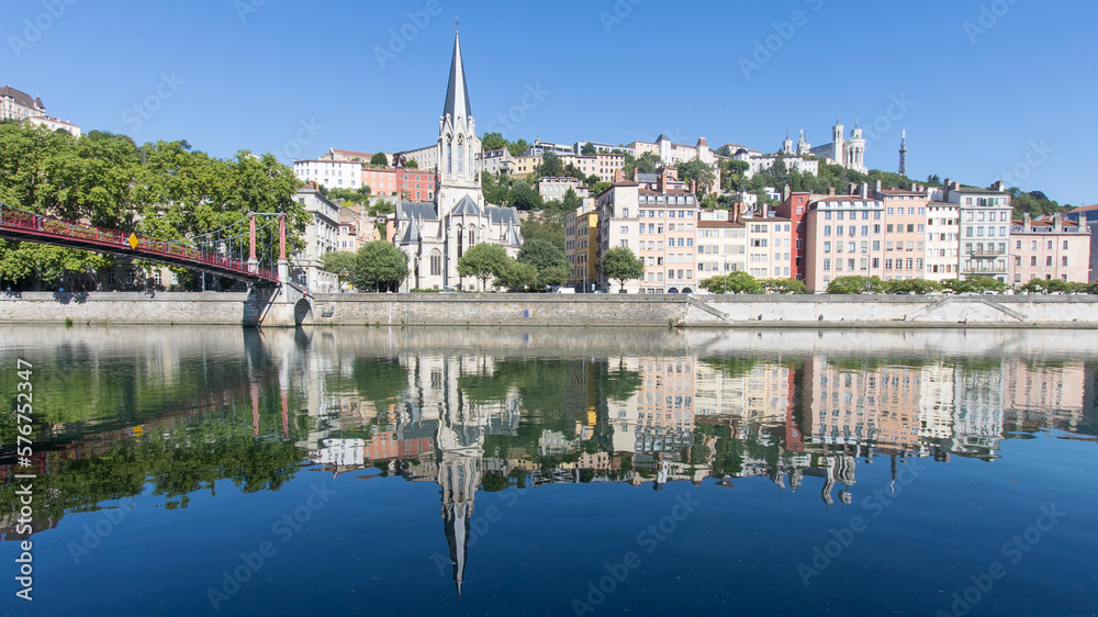 les quais de Saône à Lyon en été avec vue sur l'église Saint-Georges et la colline de Fourvière