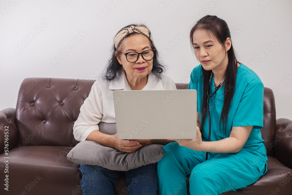 Ταπετσαρία Asian female doctor explaining to educate medical Information about life plannin