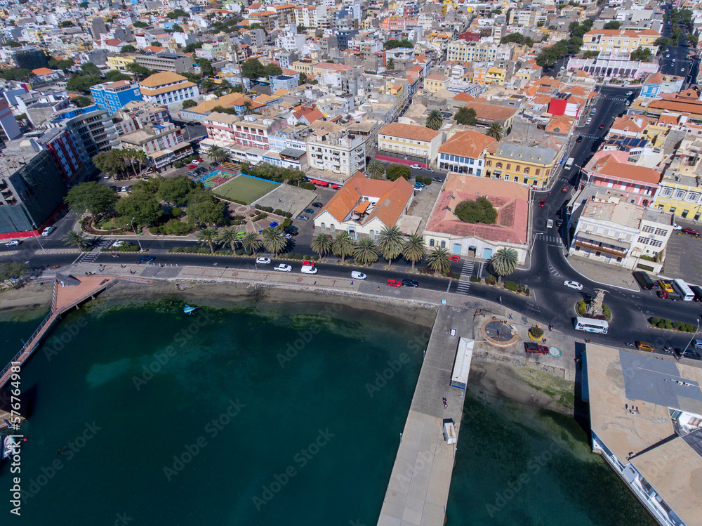 Obraz premium The city of Mindelo, located on the island of São Vicente in Cabo Verde, is a place of vibrant landscapes. It boasts colorful streets, a bustling port, a lively cultural center with music, dance...