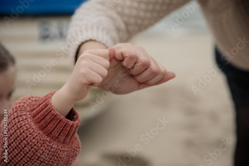 Mutter und Tochter am Strand Hand in Hand für Familienfotos photo