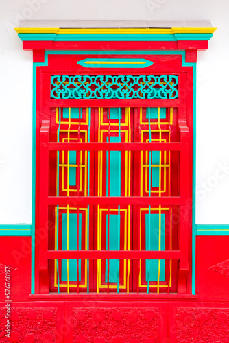 Ventana colorida, arquitectura colonial en El Retiro, Antioquia, Colombia