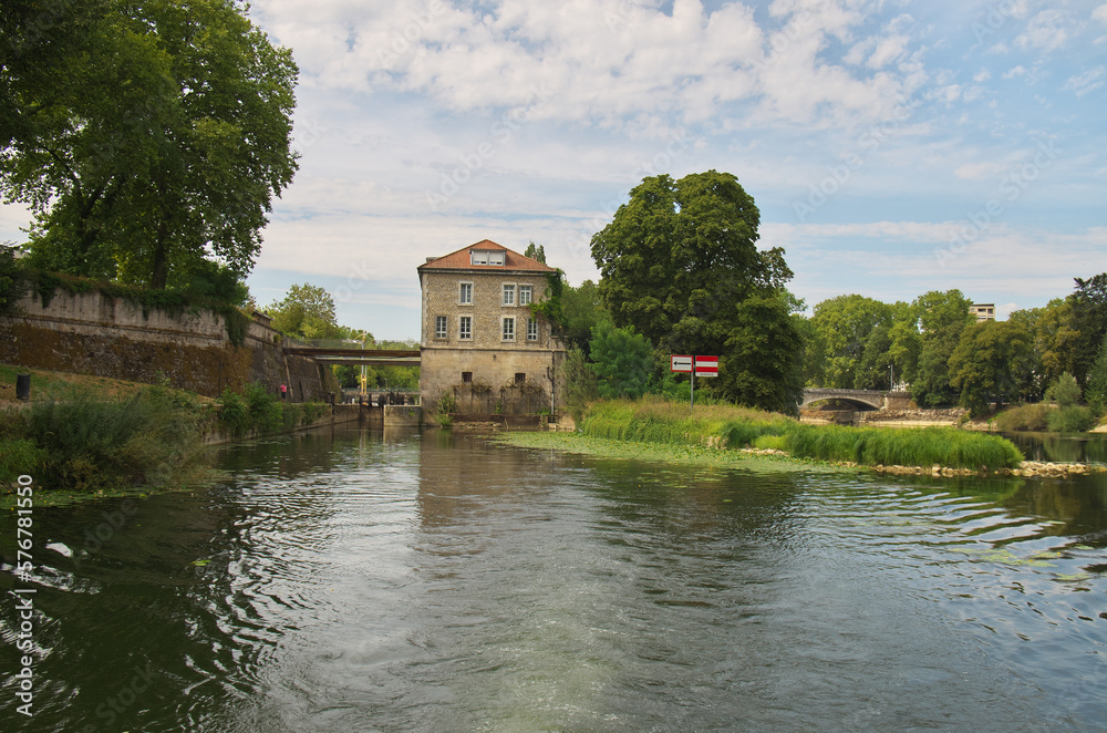 Obraz premium Balade en bâteau sur le Doubs autour de Besançon.