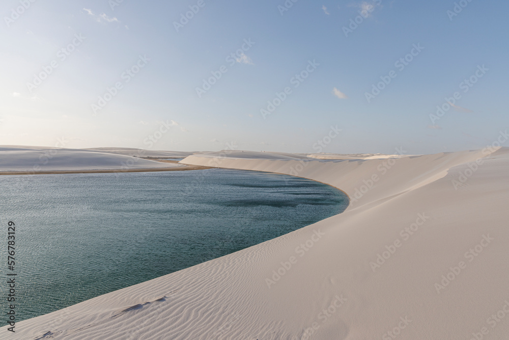 Fototapeta premium parque nacional dos lençóis maranhenses com suas lindas lagoas e belezas naturais. Local turístico.