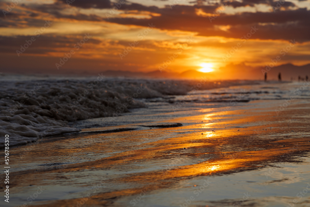 lindo por do sol épico na praia de Guaratura, 
Brasil 