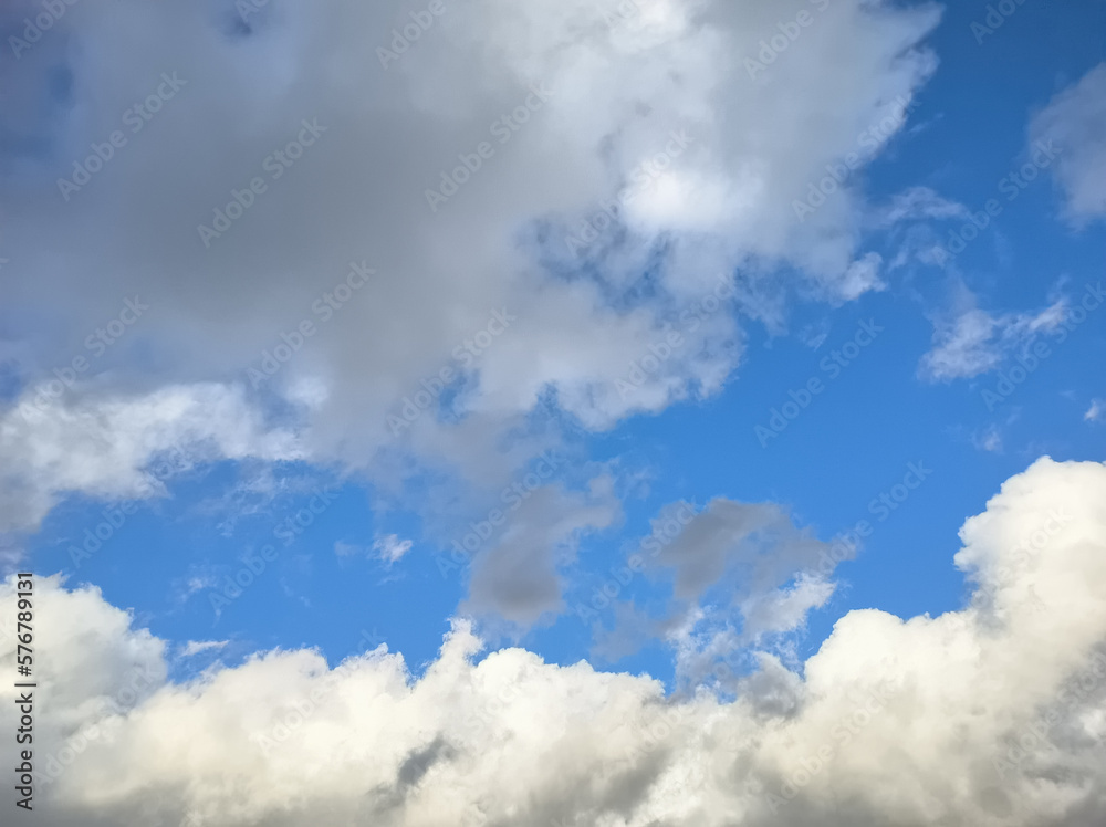 Obraz premium Normal day with normal gray clouds and white clouds