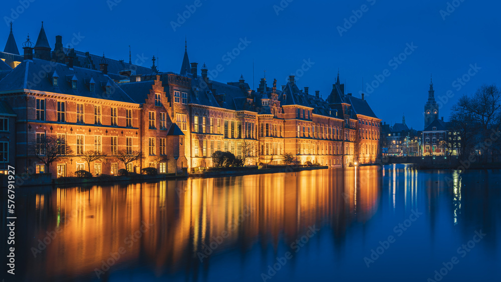 Obraz premium The Hague's Binnenhof with the Hofvijver lake at dusk, Den Haag, Netherlands