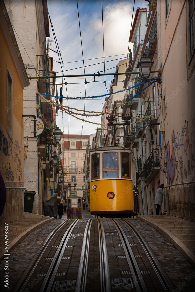 Elevador da Bica con sus tranvías, típica calle de Lisboa, Portugal, Europa