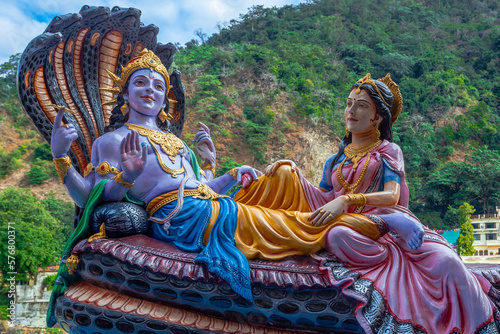 Tableau sur toile Beautiful statues of Lord Vishnu and Lakshmi at the Ganga riverbank in Rishikesh