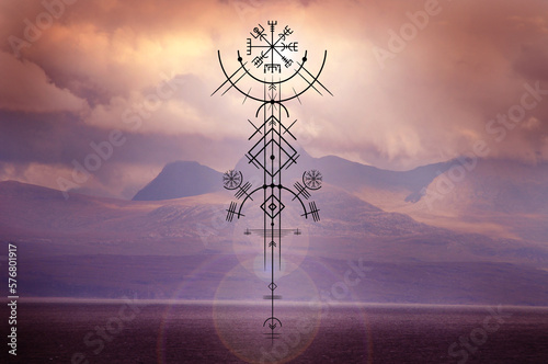 Vikinger Symbole mit mystischer nordischer Landschaft - nordische Mythologie