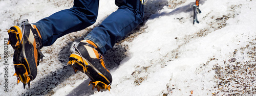 Foto Man is climbing with crampons on the glacier.