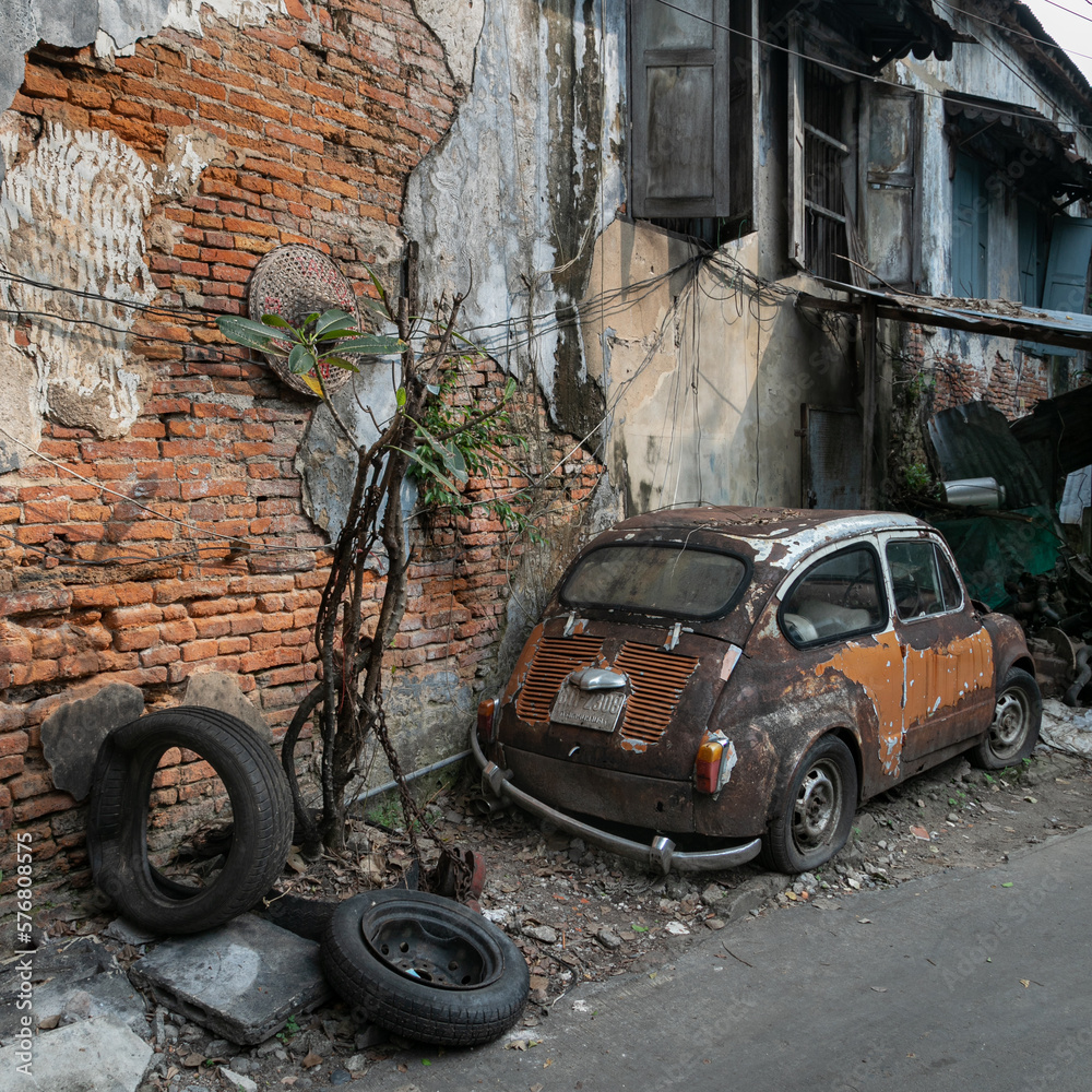 Foto de An old rusty car colored with cracked brown paints. Like a