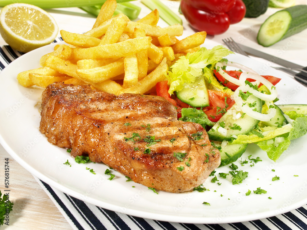 Rückensteak vom Grill mit Pommes Frites