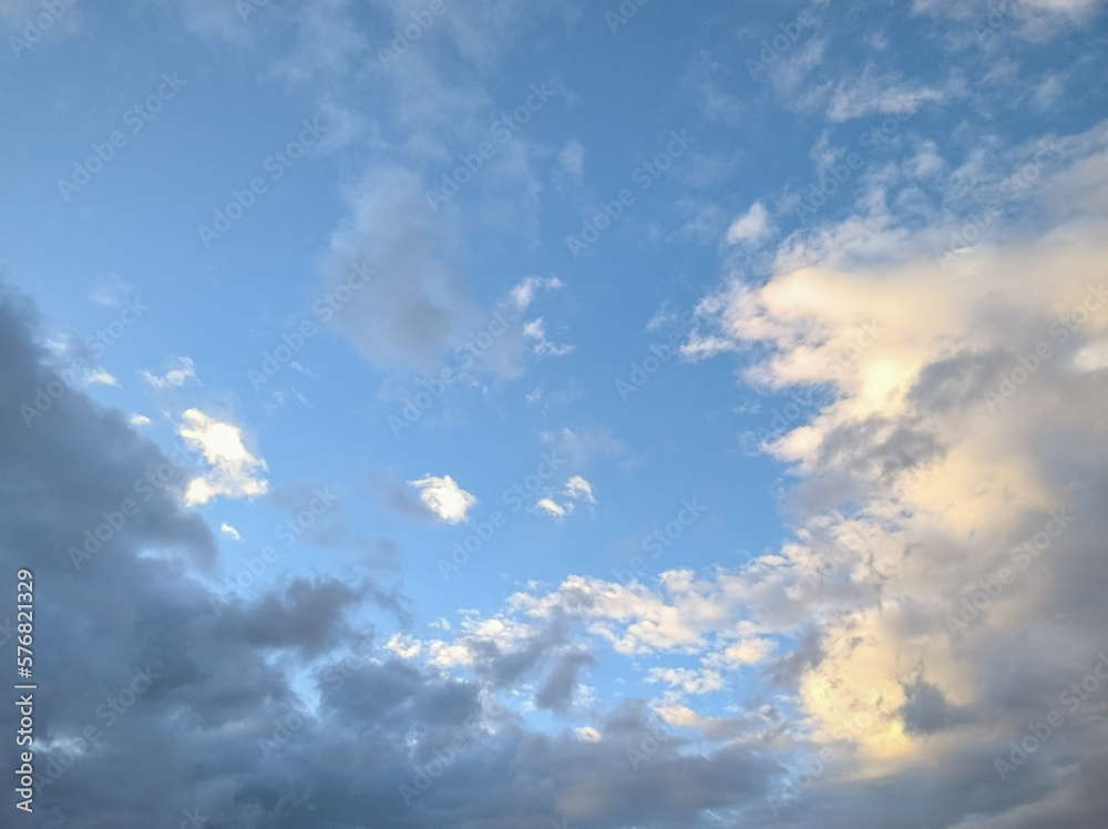 White mass cloud and dark mass cloud fight in heaven