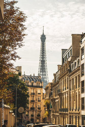 Eiffelturm in Paris zwischen Häusern