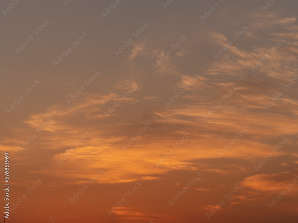 朝焼けの空と雲の背景素材