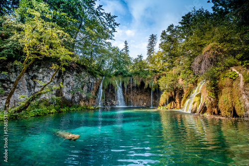 Fototapeta Naklejka Na Ścianę i Meble -  waterfall and lake in plitvice national park in Croatia