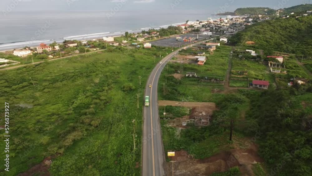 Toma Aérea De Una Hermosa Carretera Y Pueblo En La Playa Rodeada De Montañas