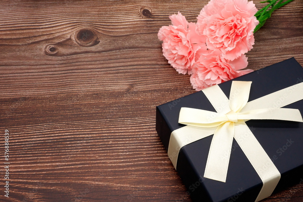 Mother's Day carnations and gifts (wood grain background) Mother's Day carnations and gifts (wood grain background)