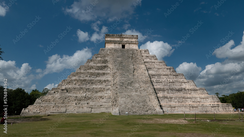 Vista trasera de la pirámide o castillo de Chichén Itzá, México