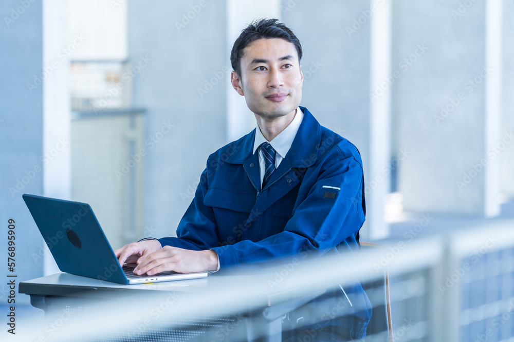 パソコン作業をする日本人男性 パソコン作業をする日本人男性