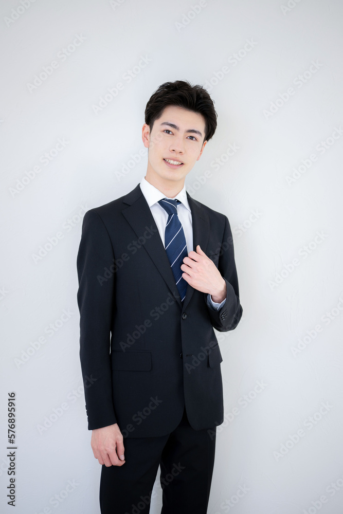 若い新卒のイメージや新入社員の就活に使いやすい男性のスーツ