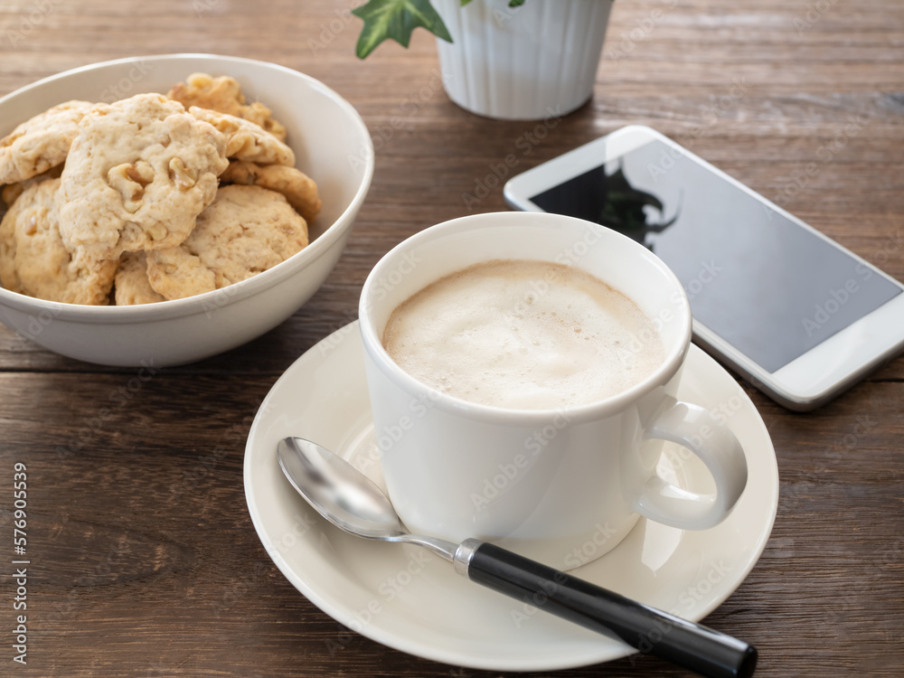 カフェオレとナッツクッキー、スマートフォン カフェオレとナッツクッキー、スマートフォン