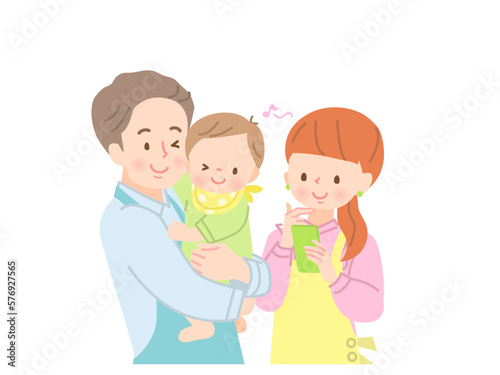 スマホで検索する赤ちゃんを抱っこしたパパと笑顔のママ