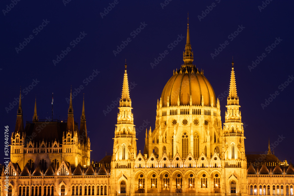 Obraz premium Budapest parliament illuminated at night and Danube river, Hungary