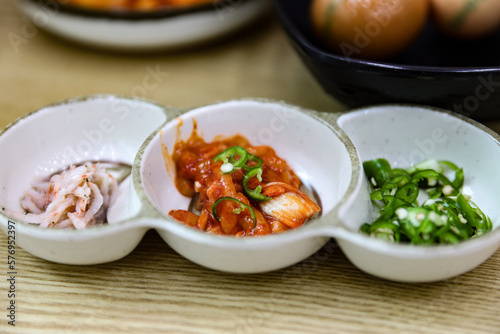 콩나물 국밥 갈비탕 김치 음식 식사 아침밥 점심밥 저녁밥 뚝배기 