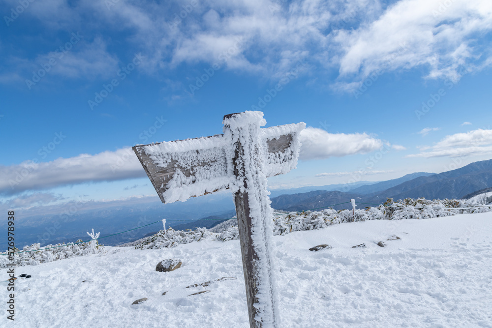 Fototapeta premium 冬の山岳風景 富士見台高原