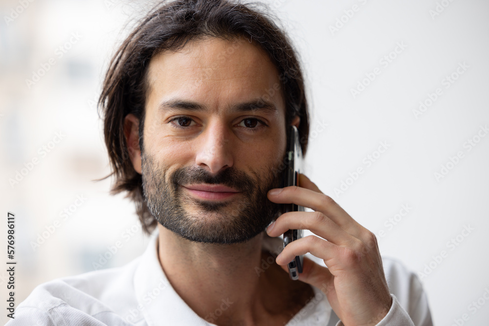 portrait d'un jeune homme d'affaires ou employé de bureau souriant qui utilise un smartphone. portrait d'un jeune homme d'affaires ou employé de bureau souriant qui utilise un smartphone.