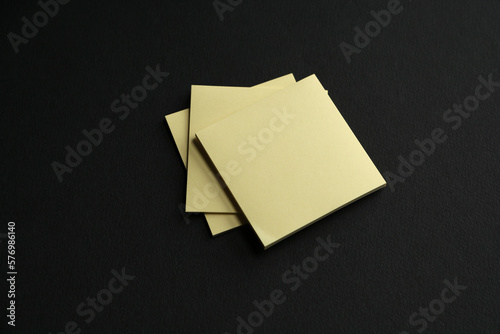 Blank adhesive note paper with copy space © sineklistock