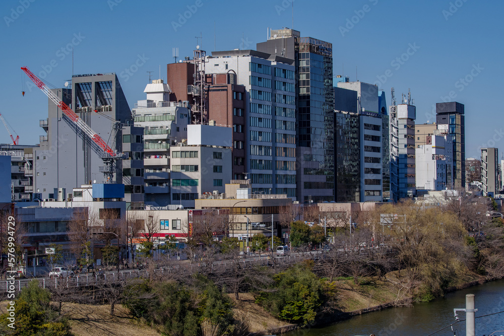 Fototapeta premium 九段の外濠公園から望む市ヶ谷の街並