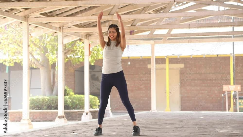 Short Video clip of a nice girl doing Pullover Fat Burning Cardio Workout in gym suit. Short Video clip of a nice girl doing Pullover Fat Burning Cardio Workout in gym suit.