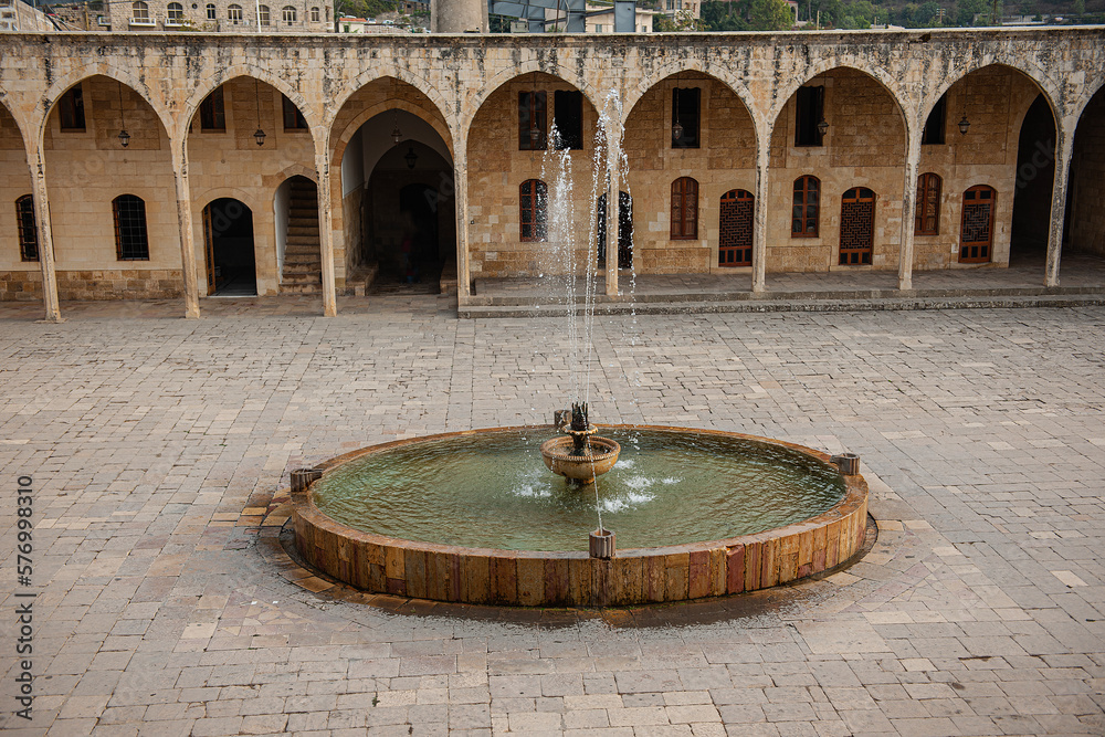 Beit ed-Din Palast mit Brunnen, Libanon