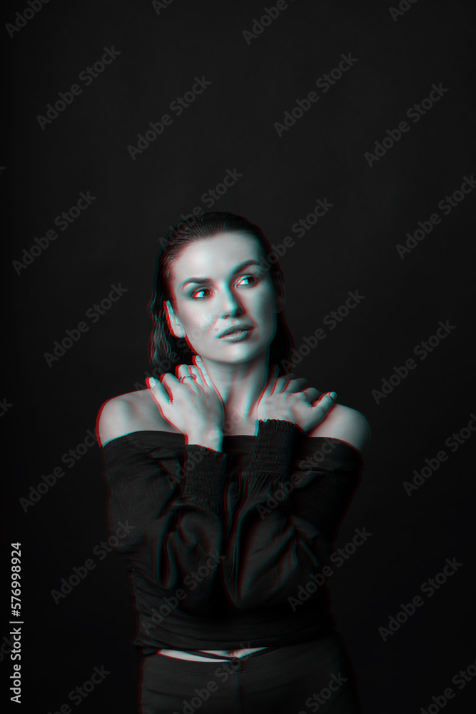 Foto De Sexy Looking Woman With Dark Clothes And Wet Hair Portrait In