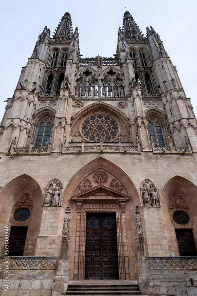 Entrada principal de la catedral de Burgos con sus preciosas vidrieras y sus enormes campanarios visto desde abajo.