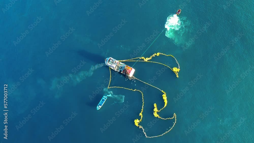 Vista Aérea De Un Barco Pesquero En Altamar Capturando Pescados