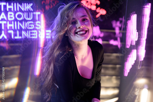 Schöne Erotische Frau im Schwarzem Kleid ausgehen Studio shooting in Berlin mit witz und gloria
