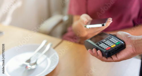 Cuadro en lienzo close up contactless payment reader on waitress hand give to customer scan from