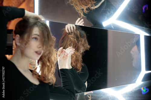 Schöne Erotische Frau im Schwarzem Kleid ausgehen Studio shooting in Berlin mit witz und gloria