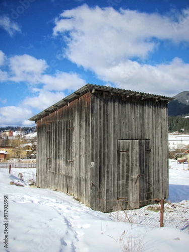 Old wooden barn in winter © Ivan Koliadzhyn