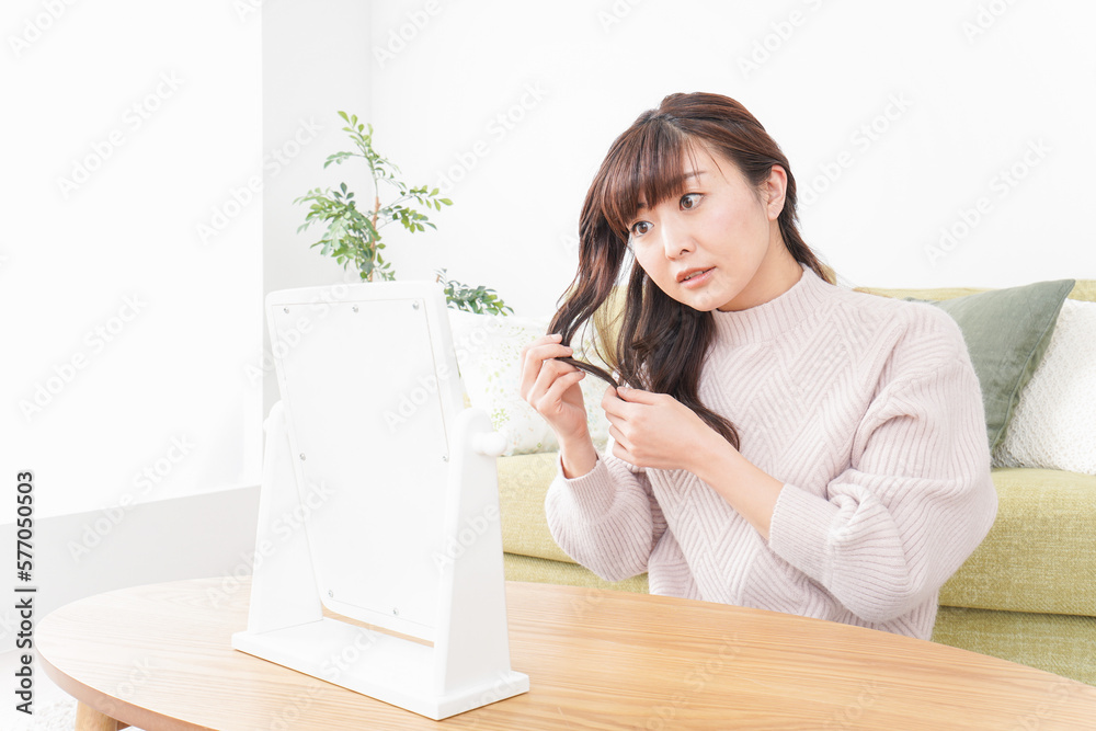 髪の毛のケアをする若い女性 Stock Photo | Adobe Stock
