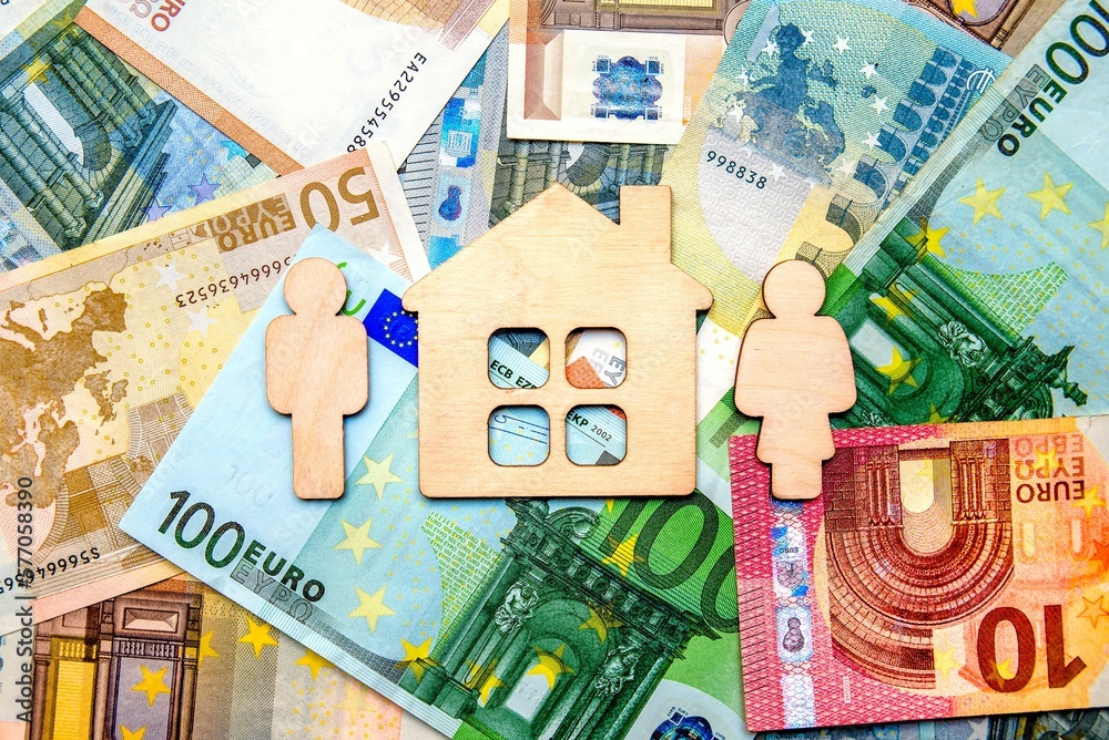 Φωτογραφία Symbol of home and family against the background of the Euro currency