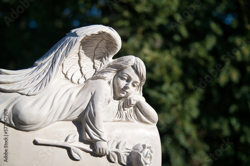 schöner liegender Engel auf einem Friedhof in Düsseldorf