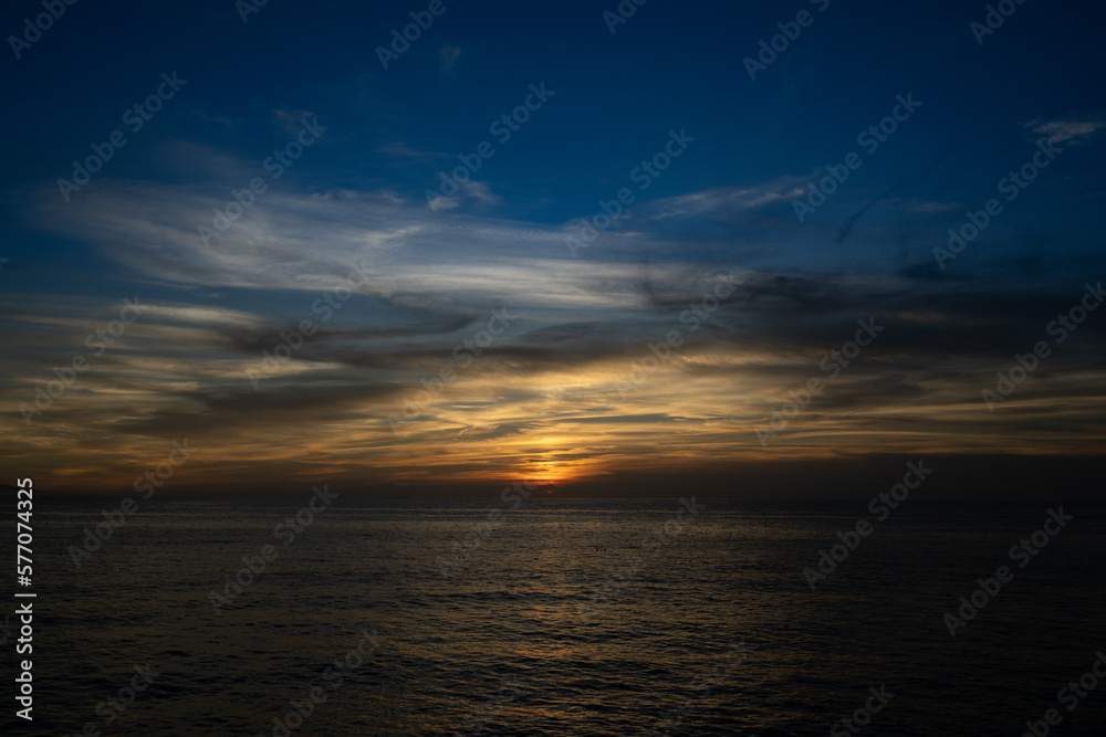 日の出と海