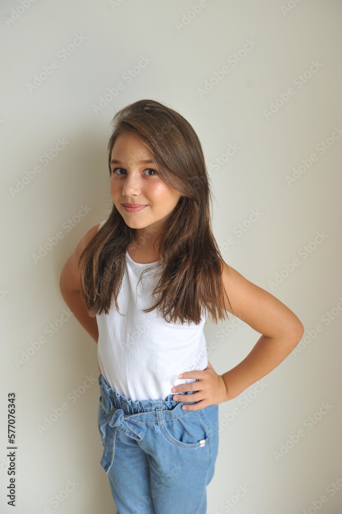 menina feliz com maquiagem suave em casa a vontade menina feliz com maquiagem suave em casa a vontade