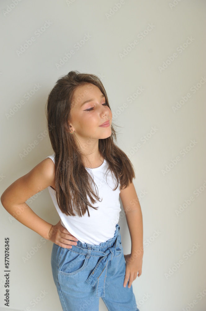 menina feliz com maquiagem suave em casa a vontade menina feliz com maquiagem suave em casa a vontade